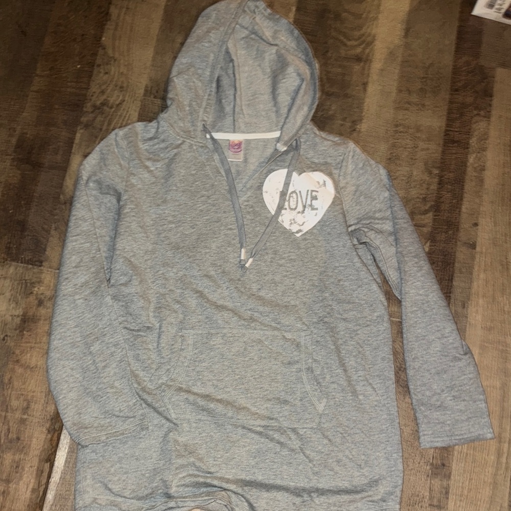 Cozy Chic: SO Gray Hoodie with 'LOVE' Heart Graphic - Size L,